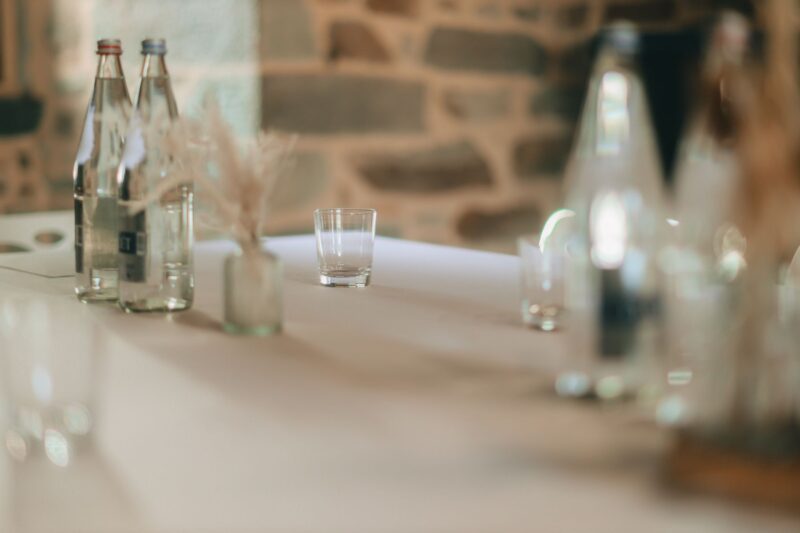 Leer gedeckter Tisch im Morgenlicht