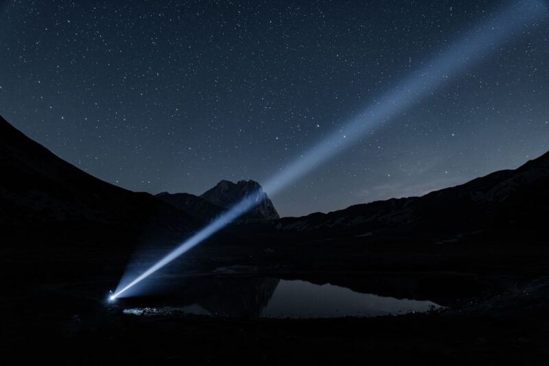Lichtkegel im Nachthimmel