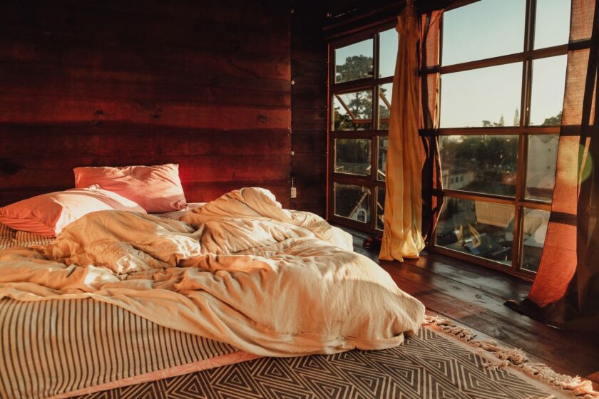 Ruhiges Schlafzimmer im Morgenlicht
