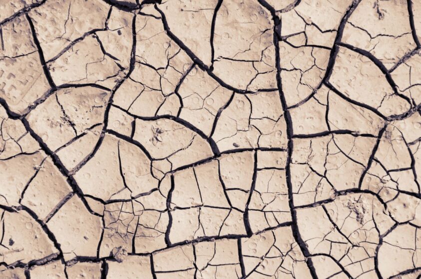 Rissige, ausgetrocknete Erde