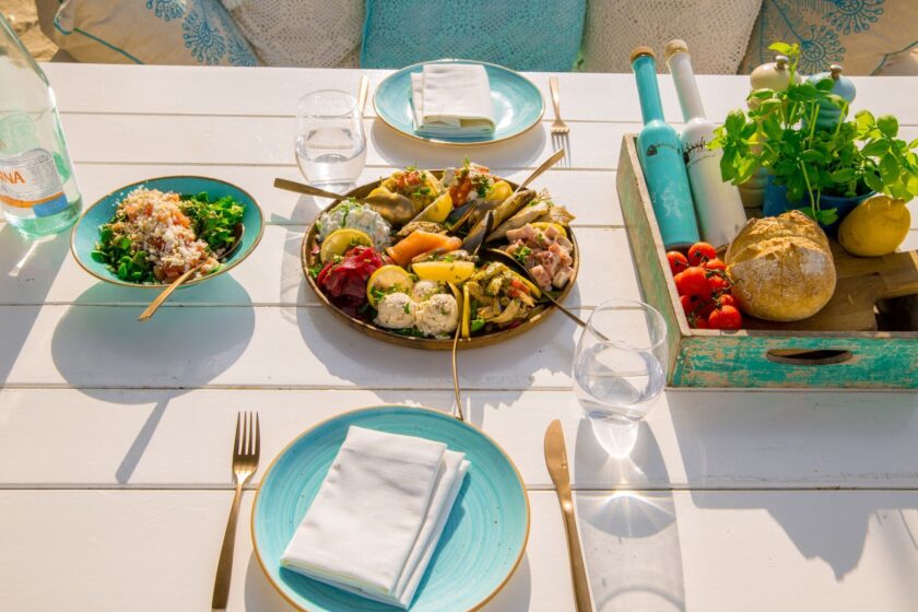 Natürliche Mahlzeit in warmem Sonnenlicht